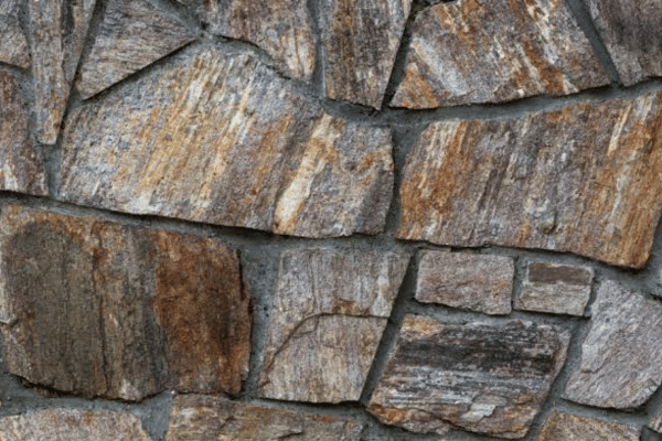 Piedra natural sin pulir y metales satinados: los acabados que definen el momento